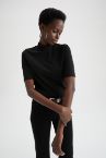 Slim Fit Yarım Balıkçı Yaka Kısa Kollu Tişört