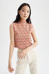 Regular Fit Balıkçı Yaka Jakarlı Kolsuz Crop Tişört