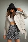 Slim Fit Jakarlı Düğme Detaylı Yırtmaçlı Mini Etek