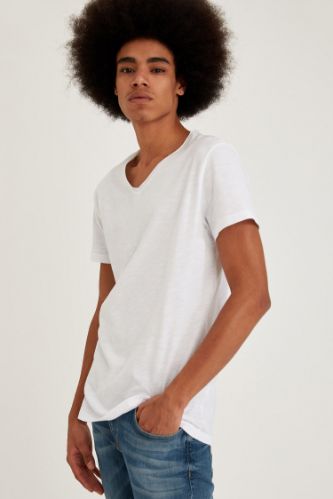 Slim Fit V Yaka Basic Kısa Kollu Beyaz Tişört