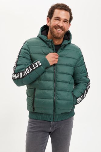 Kolları Slogan Baskılı Kapüşonlu Şişme Mont