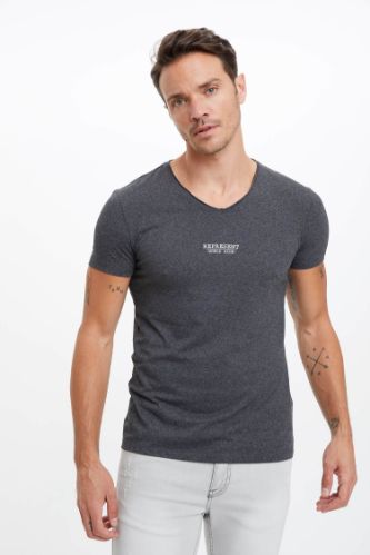 Slim Fit V Yaka Slogan Desenli Kısa Kollu Tişört