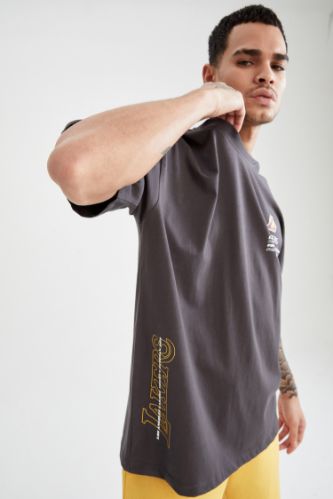NBA Lisanslı Los Angeles Lakers Sırt Baskılı Oversize Fit Kısa Kollu Tişört