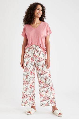V Yaka Kısa Kollu Üst ve Çiçekli Alt Pijama Takımı