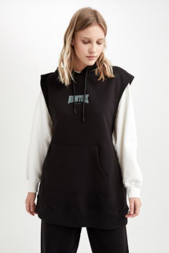 Oversize Fit Kapüşonlu Kanguru Cepli Baskılı Kolsuz Sweatshirt Tunik