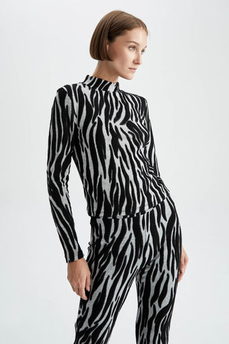 Fitted Yarım Balıkçı Yaka Zebra Desenli Uzun Kollu Tişört