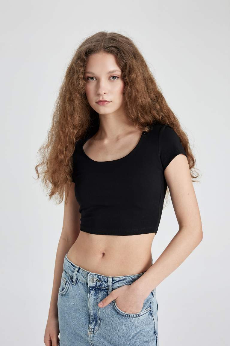Fitted U Yaka Kısa Kollu Tişört