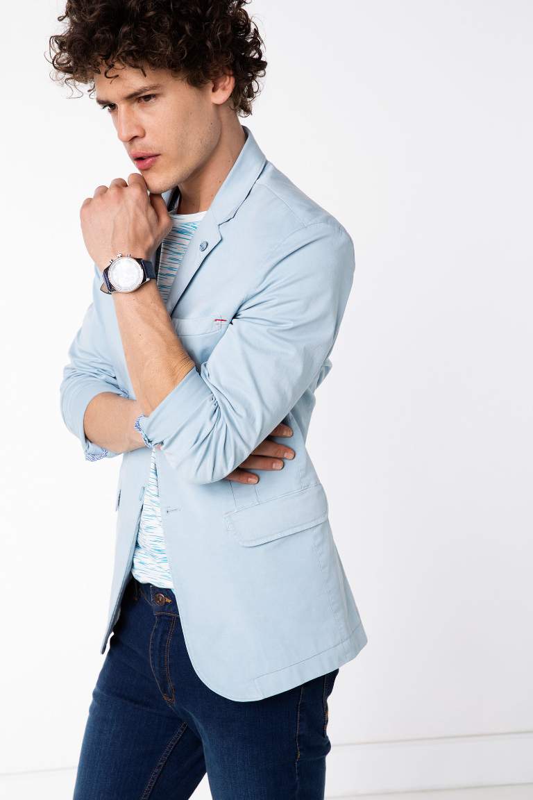 Denim Ceket Ceket Desen: Desenli Model: Soft Line: Casual Cep: Torba Cep Kalıp: Fıtted Yırtmaç Tipi: Çift İç Astar: Yarım Astarlı Yaka: Mono Karışım: %54 Polyester, %44 Yün, %2 Elastan. Mağaza Kodu: CK .