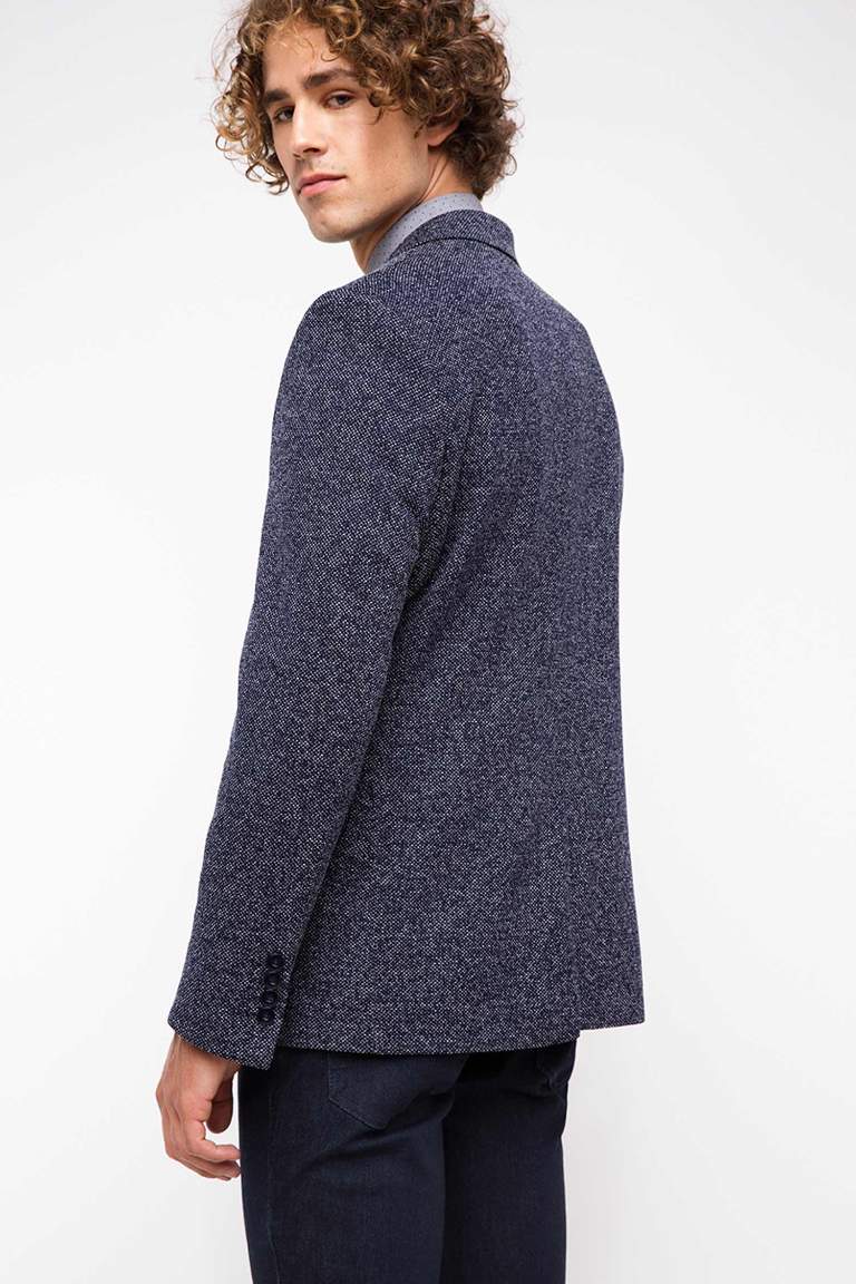 Mavi ceket erkek Ceket Desen: Desenli Model: Soft Line: Casual Cep: Torba Cep Kalıp: Fıtted Yırtmaç Tipi: Çift İç Astar: Yarım Astarlı Yaka: Mono Karışım: %54 Polyester, %44 Yün, %2 Elastan. Mağaza Kodu: CK .
