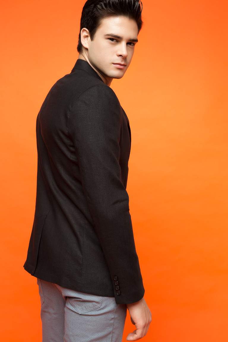 Keten ceket erkek Erkek ceket, 'de en şık modelleriyle hem ofis, hem günlük kombinlerinizin başrol oyuncusu oluyor! Blazer ceket, erkeklerin takım elbise, ofis ve spor kombinlerinin değişmez parçası olarak öne çıkarken; Jean ceket, erkeklerin denim kombinlerinde daha dikkat çekici bir tarz yakalamalarını sağlıyor.