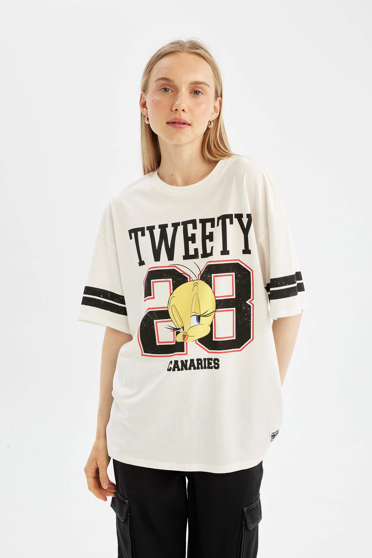 Beyaz Kad N Coool Looney Tunes Oversize Fit Bisiklet Yaka K Sa Kollu