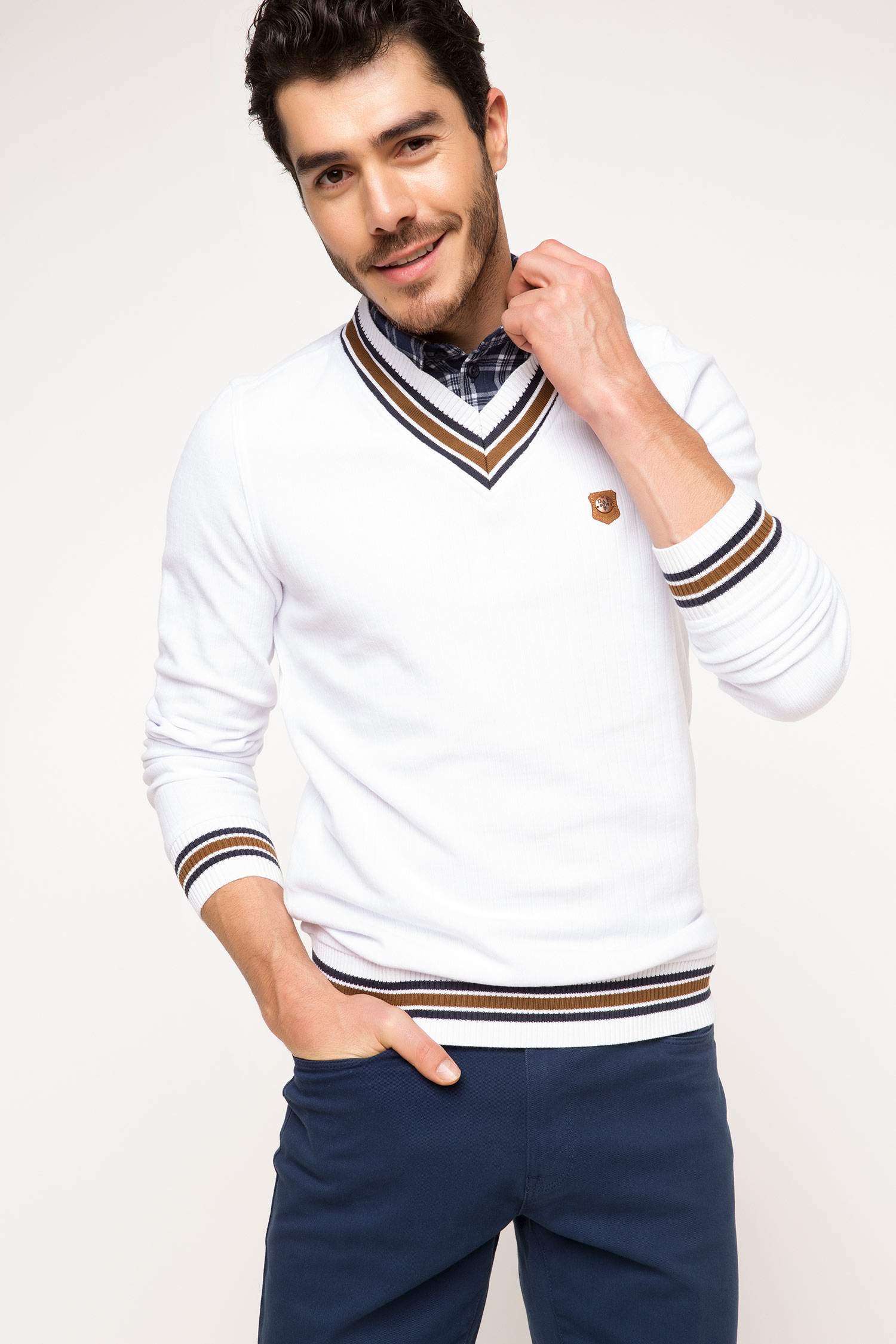 Defacto Gömlek Yakalı Sweatshirt. 1 Defacto Gömlek Yakalı Sweatshirt. 1