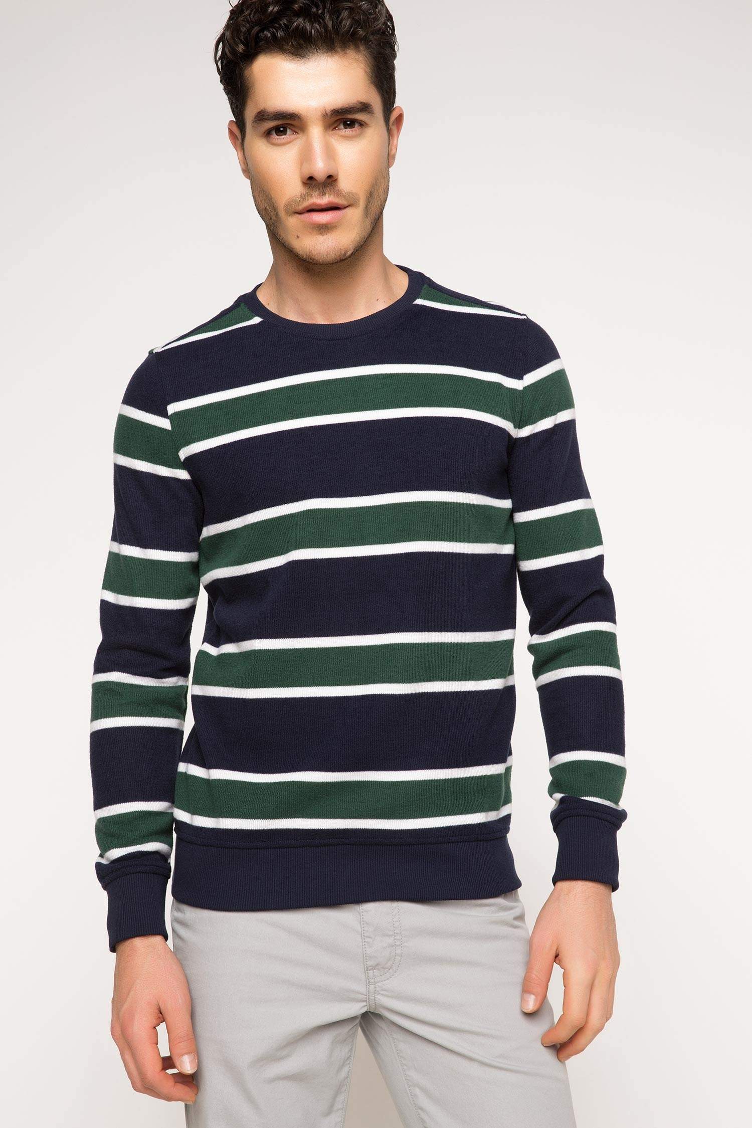 Defacto Bisiklet Yaka Çizgili Sweatshirt. 1 Defacto Bisiklet Yaka Çizgili Sweatshirt. 1