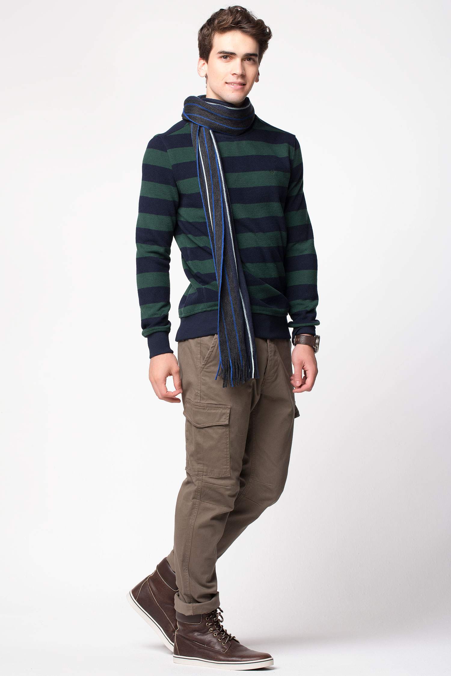 Defacto Bisiklet Yaka Armalı Sweatshirt. 2 Defacto Bisiklet Yaka Armalı Sweatshirt. 2