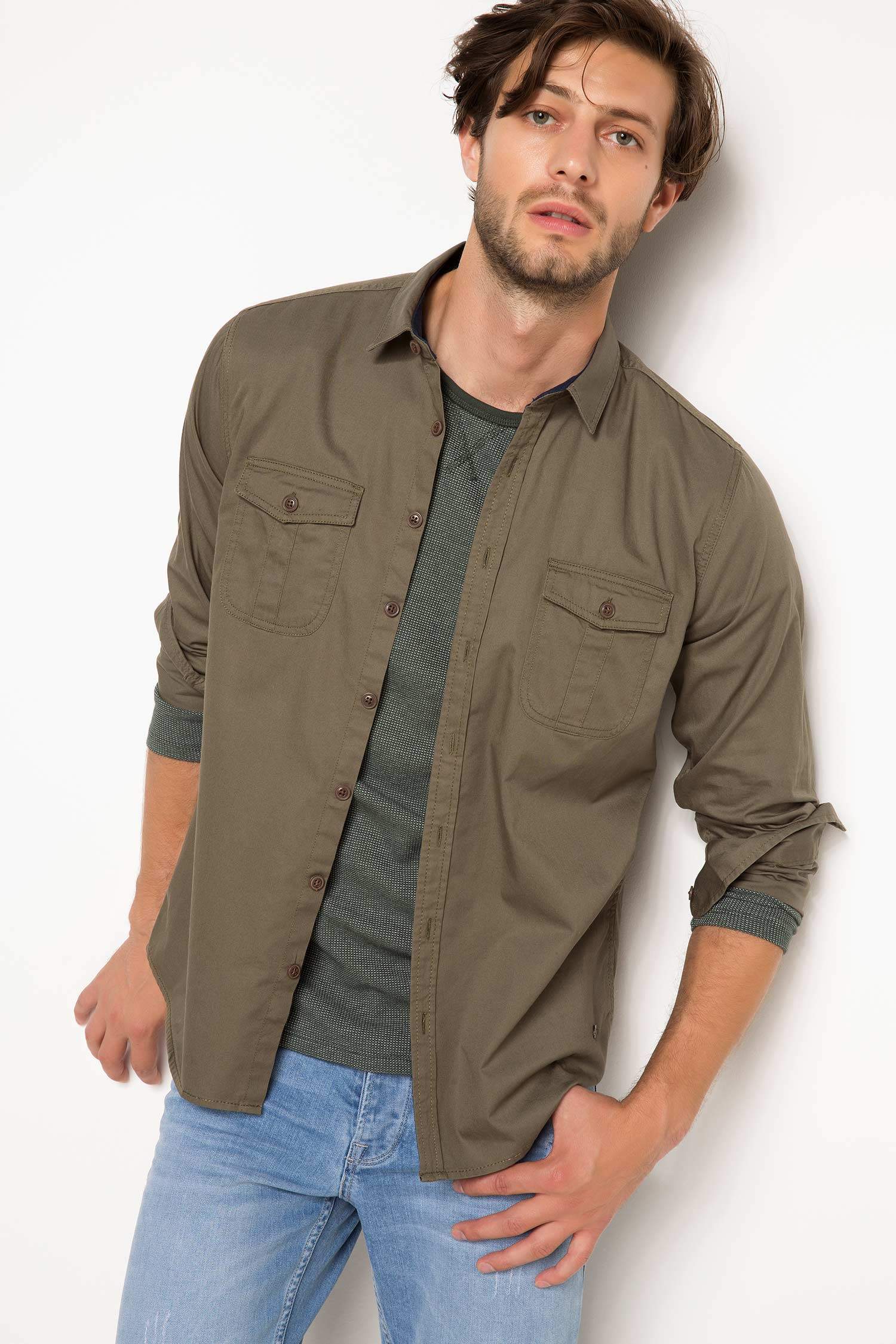 Defacto Çift Cepli Modern Fit Gömlek. 1 Defacto Çift Cepli Modern Fit Gömlek. 1