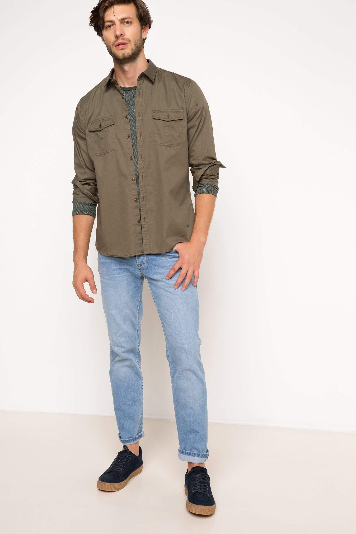 Defacto Çift Cepli Modern Fit Gömlek. 2 Defacto Çift Cepli Modern Fit Gömlek. 2
