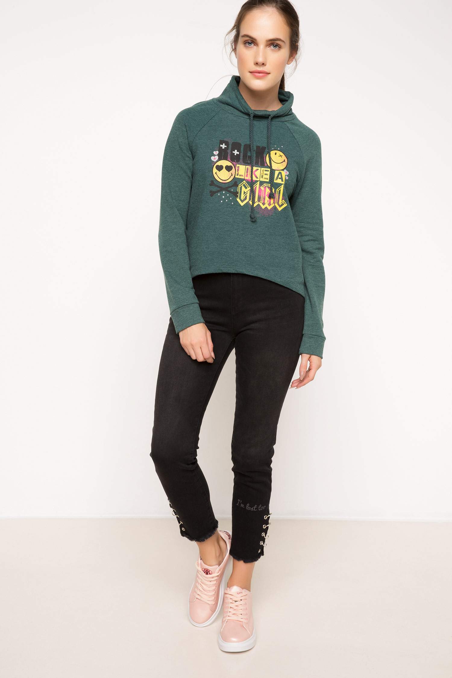 Defacto Smiley World Lisanslı Sweatshirt. 2 Defacto Smiley World Lisanslı Sweatshirt. 2