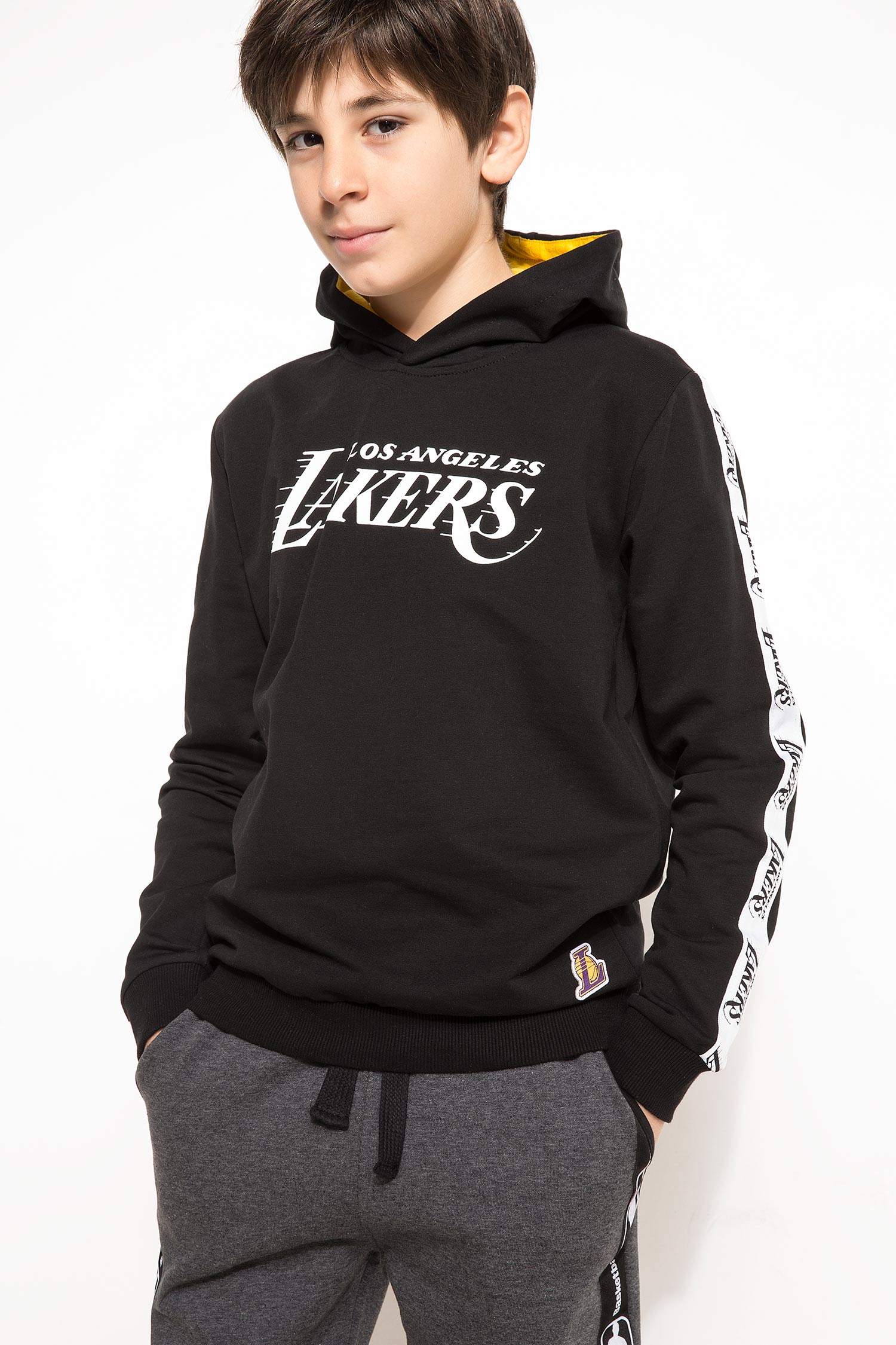Defacto NBA Lisanslı Genç Erkek Kapüşonlu Sweatshirt. 1 Defacto NBA Lisanslı Genç Erkek Kapüşonlu Sweatshirt. 1