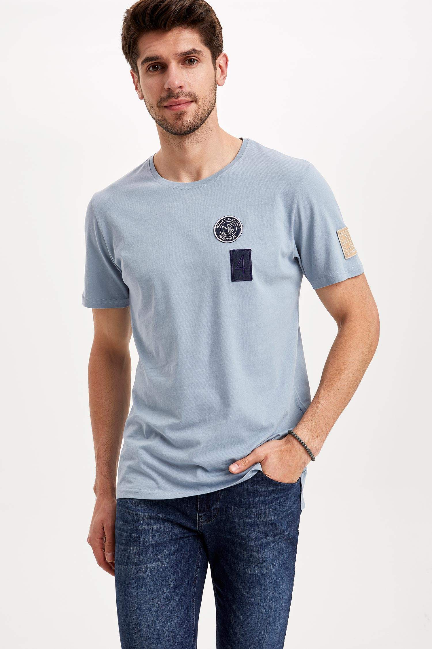 Defacto Patch Detaylı Kısa Kollu T-shirt. 1 Defacto Patch Detaylı Kısa Kollu T-shirt. 1