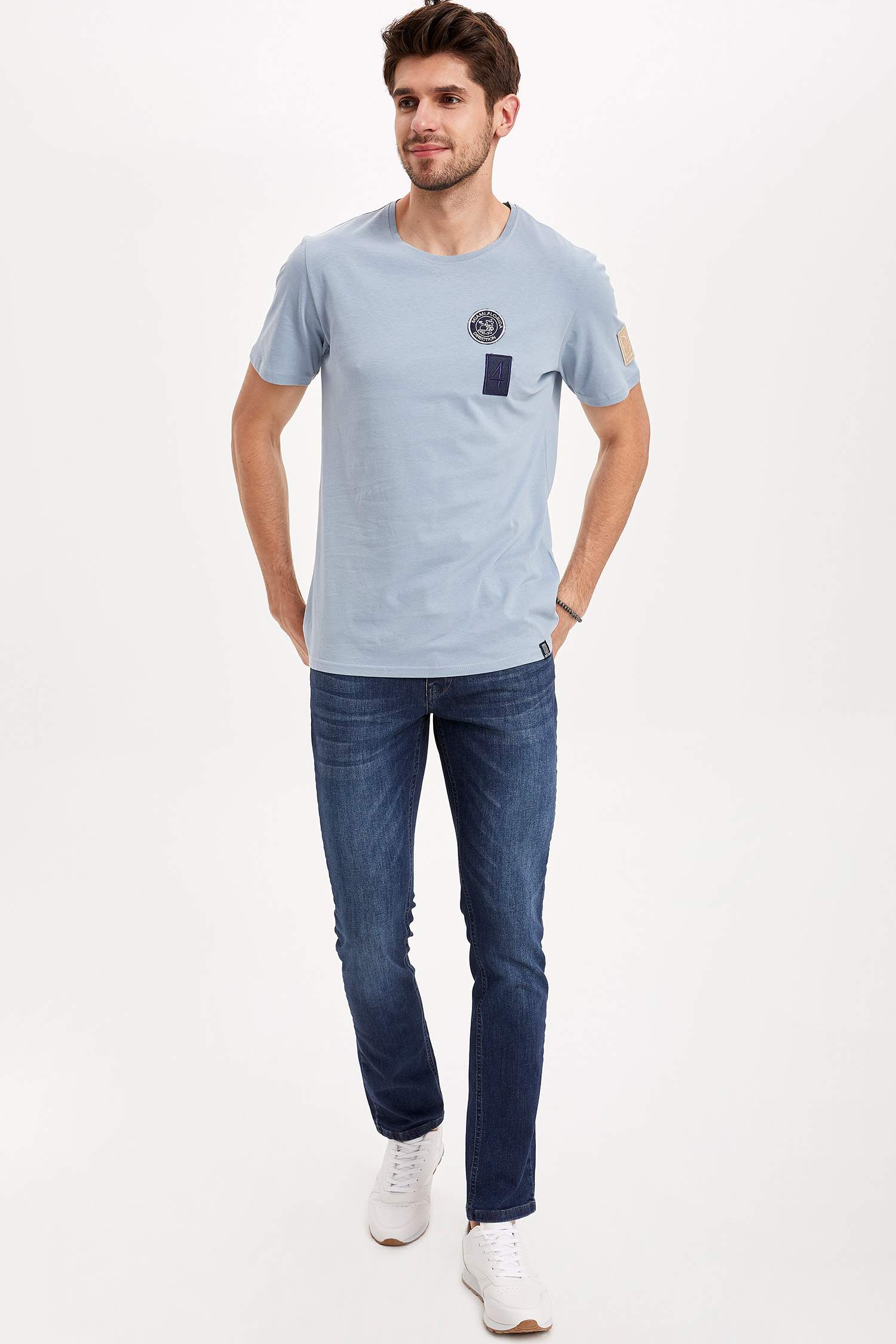 Defacto Patch Detaylı Kısa Kollu T-shirt. 2 Defacto Patch Detaylı Kısa Kollu T-shirt. 2