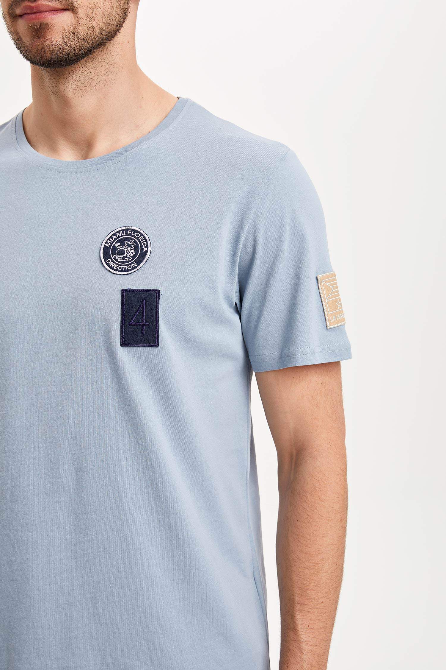 Defacto Patch Detaylı Kısa Kollu T-shirt. 3 Defacto Patch Detaylı Kısa Kollu T-shirt. 3