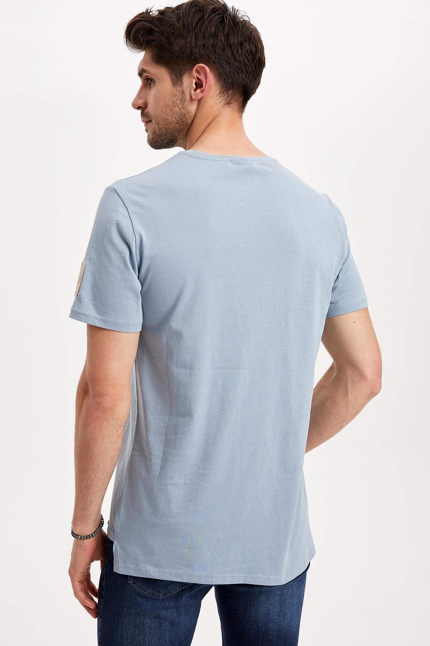 Defacto Patch Detaylı Kısa Kollu T-shirt. 4 Defacto Patch Detaylı Kısa Kollu T-shirt. 4
