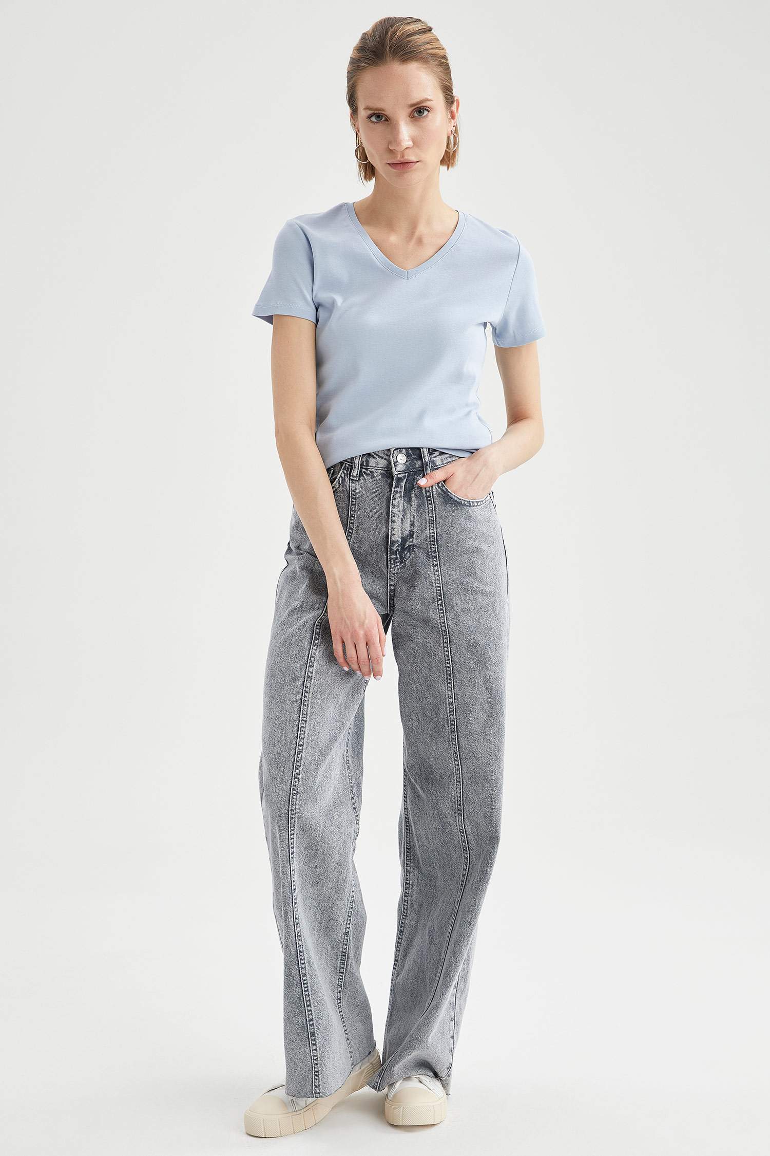 Slim Fit V Yaka Basic Kısa Kollu Tişört