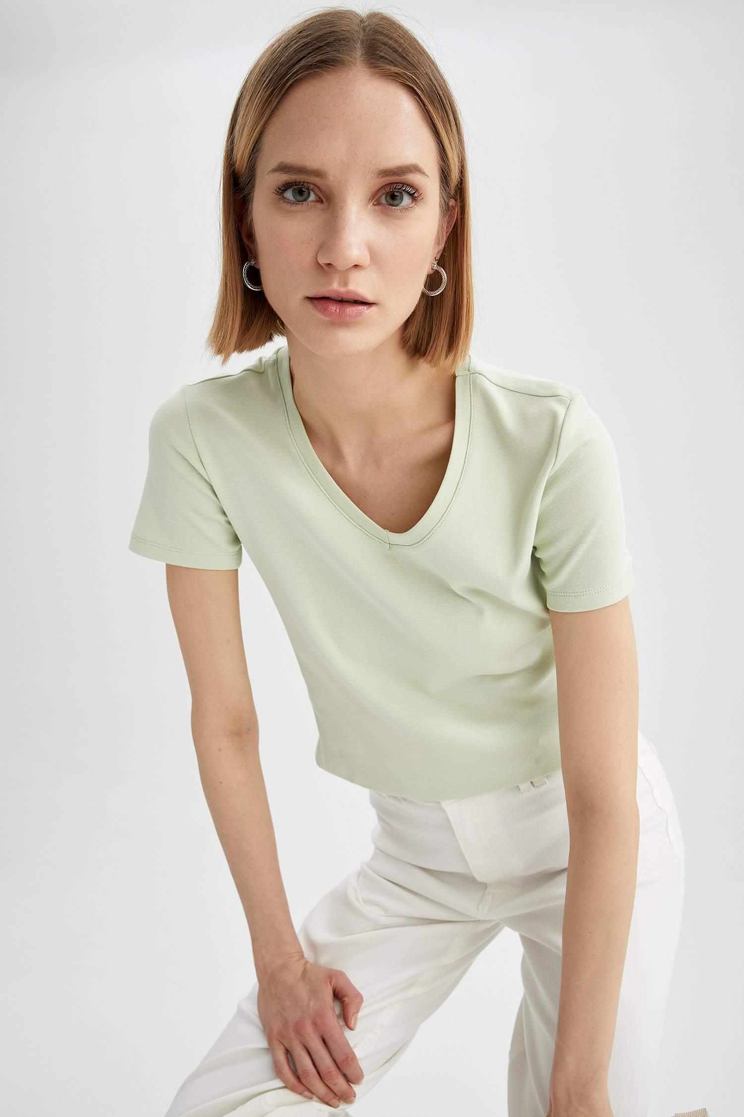 Slim Fit V Yaka Basic Kısa Kollu Tişört