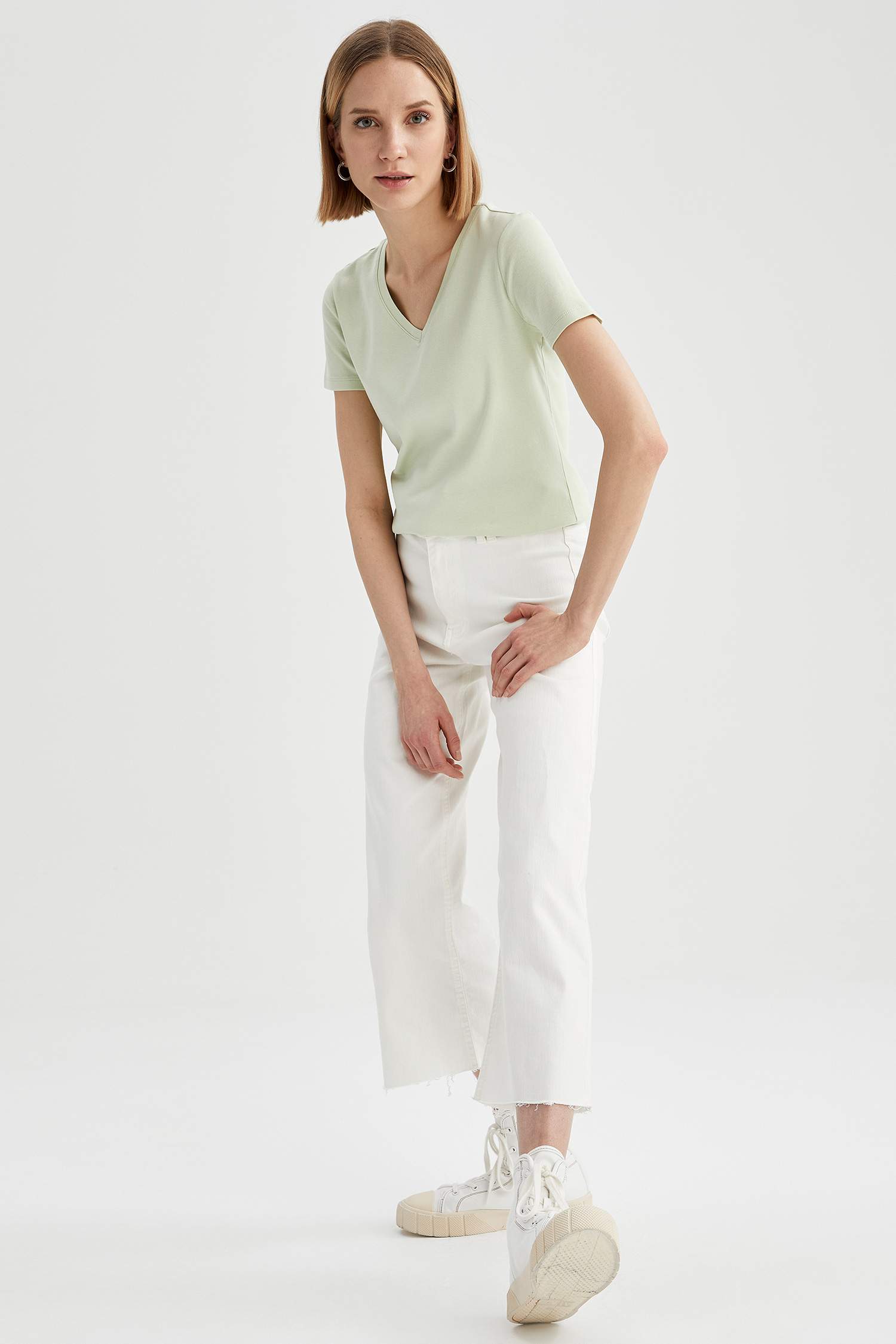 Slim Fit V Yaka Basic Kısa Kollu Tişört