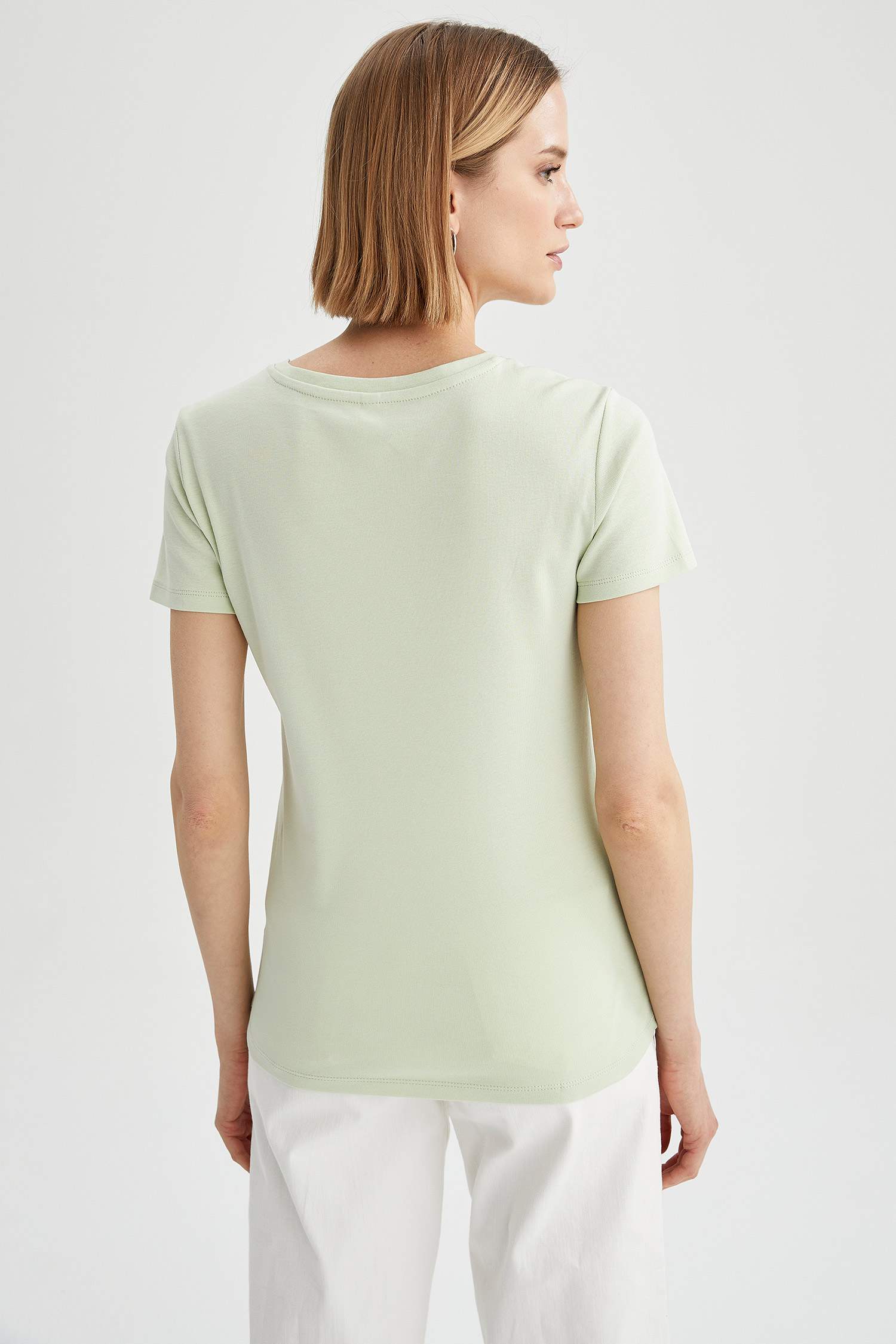 Slim Fit V Yaka Basic Kısa Kollu Tişört