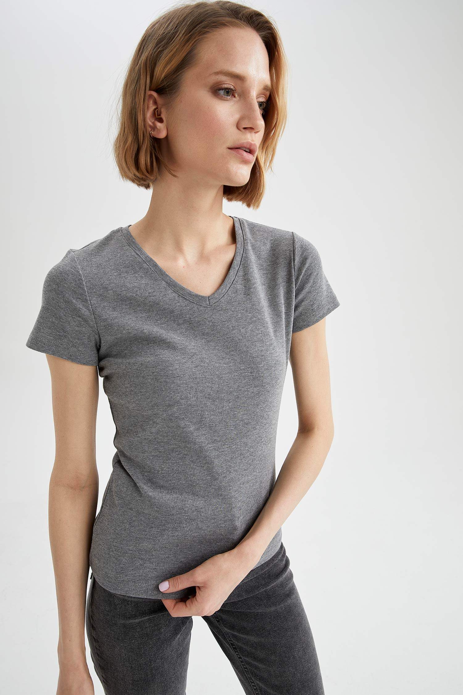 V Yaka Basic Relax Fit Kısa Kollu Tişört