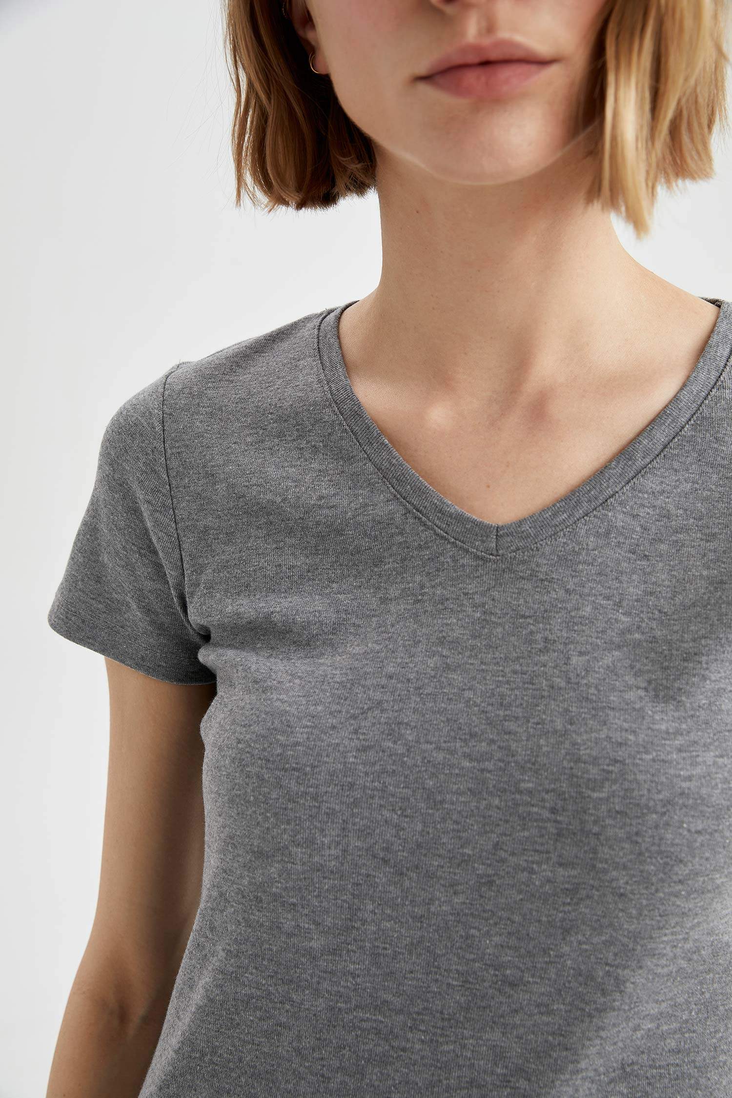 V Yaka Basic Relax Fit Kısa Kollu Tişört