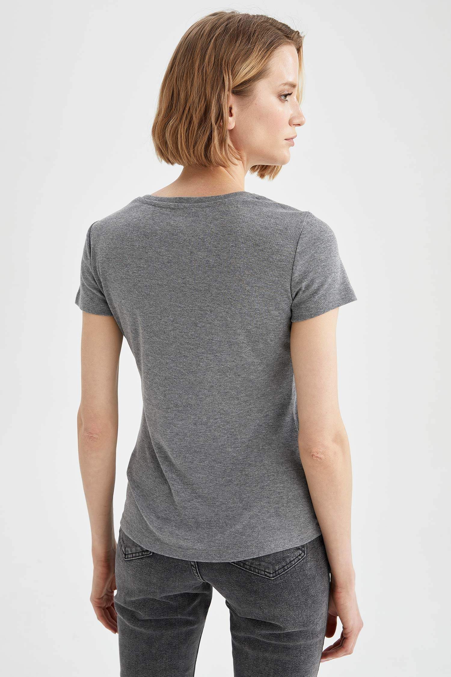 V Yaka Basic Relax Fit Kısa Kollu Tişört