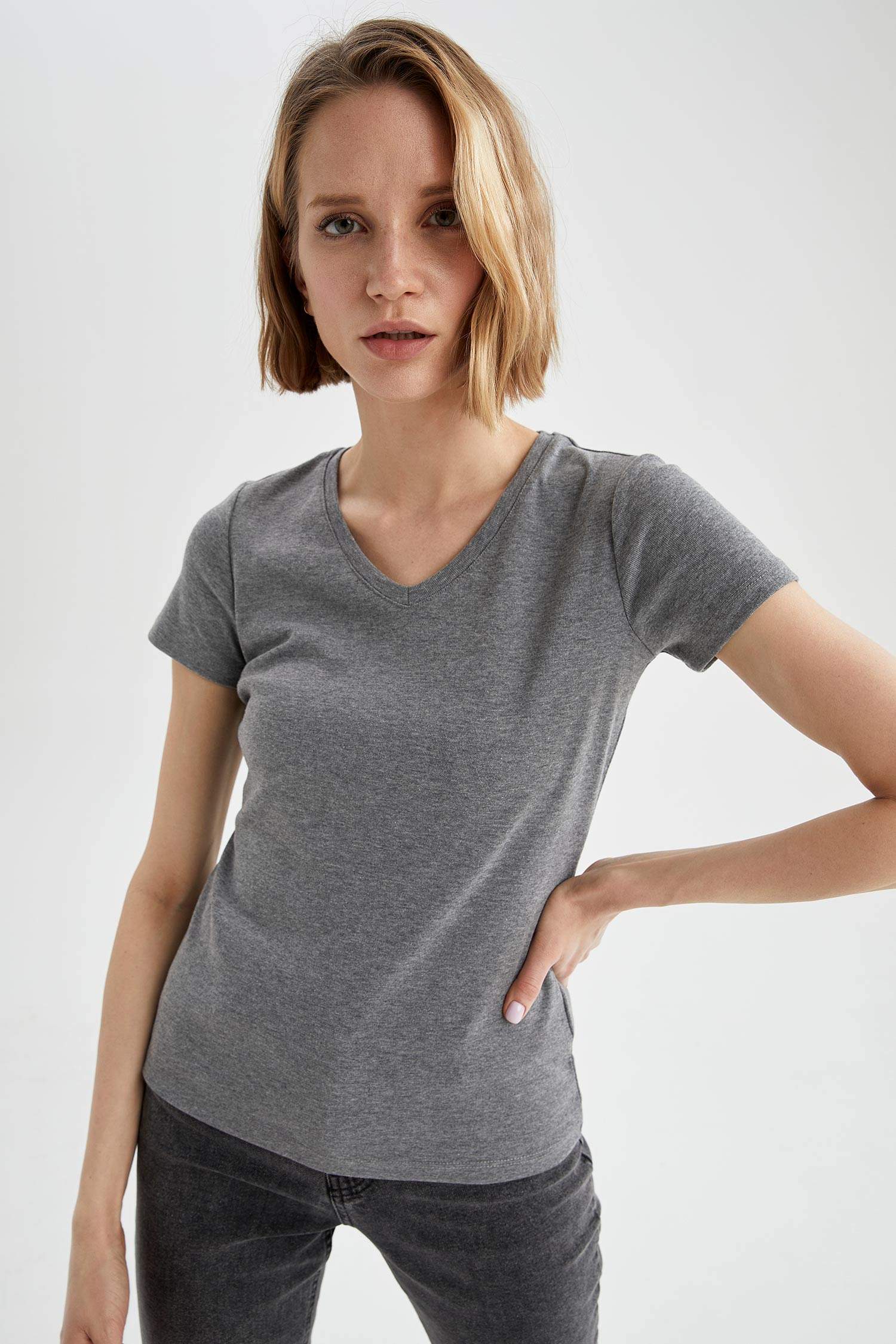 V Yaka Basic Relax Fit Kısa Kollu Tişört