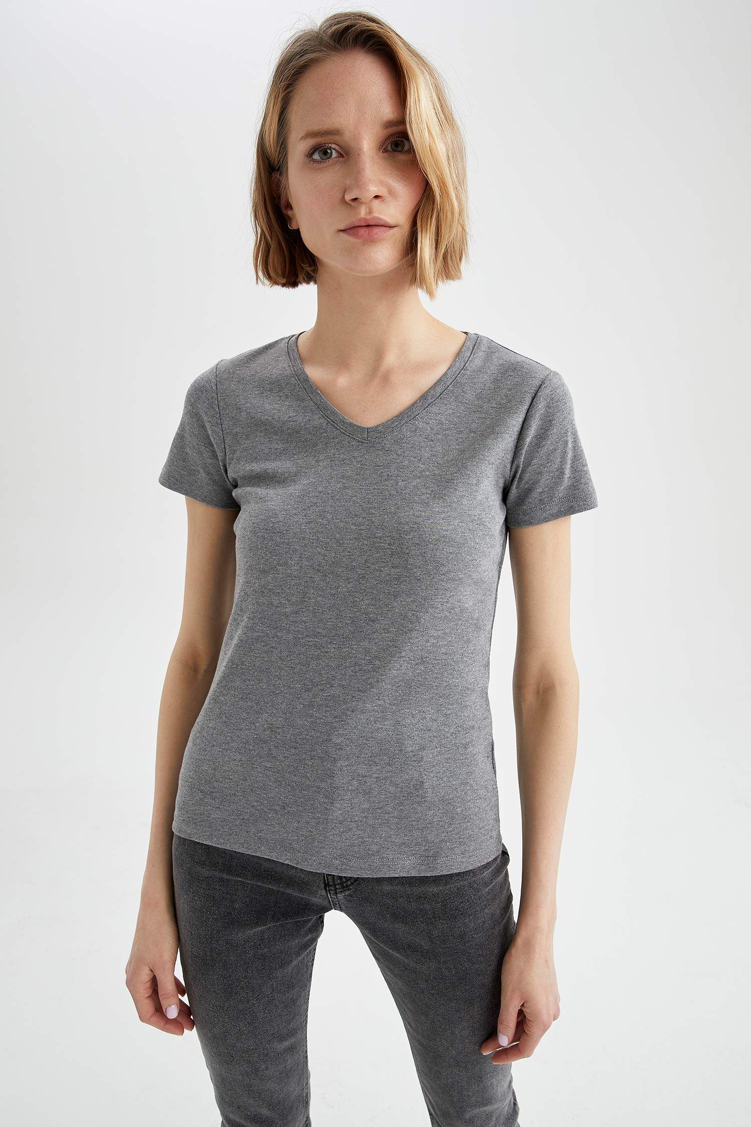 V Yaka Basic Relax Fit Kısa Kollu Tişört