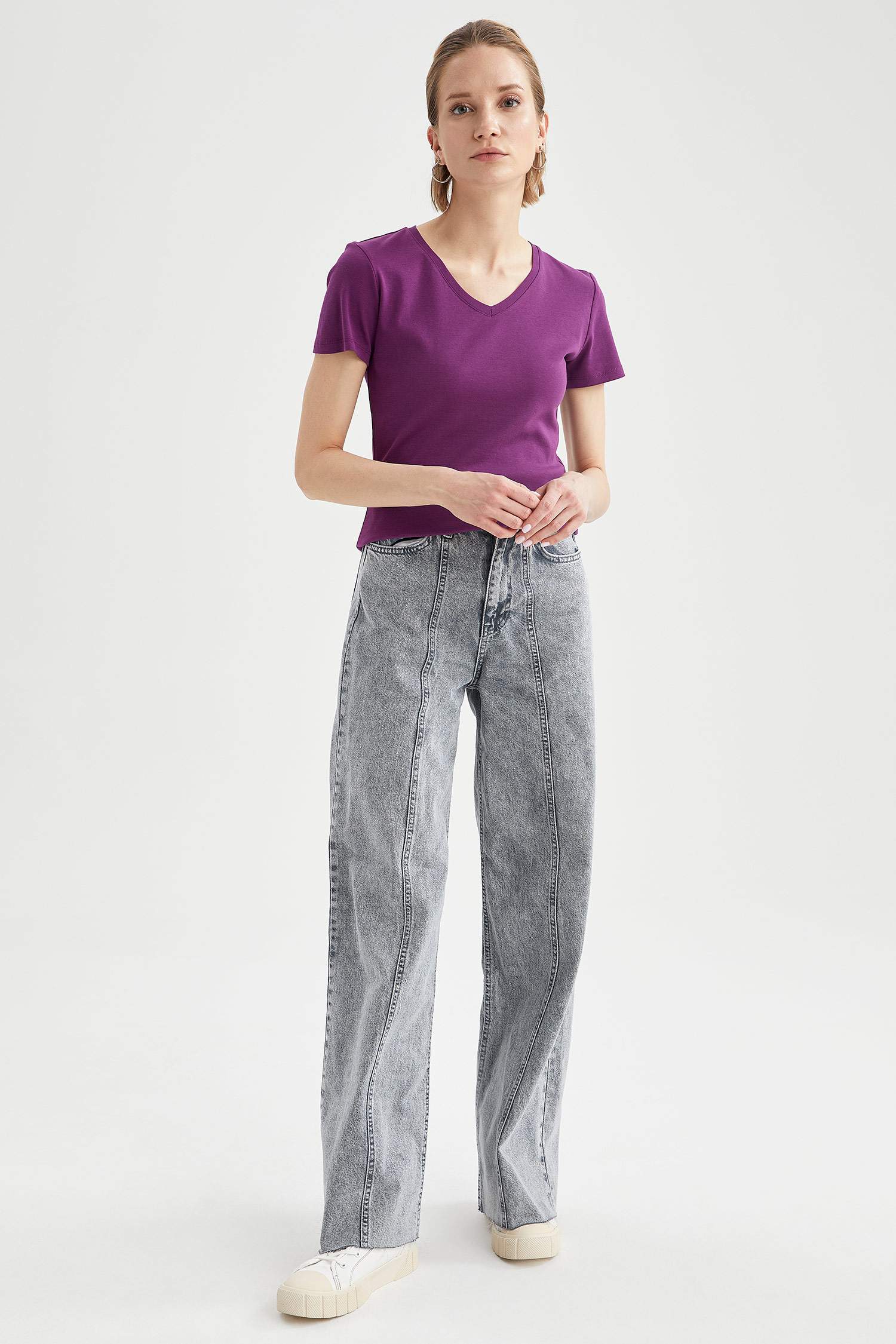 Slim Fit V Yaka Basic Kısa Kollu Tişört