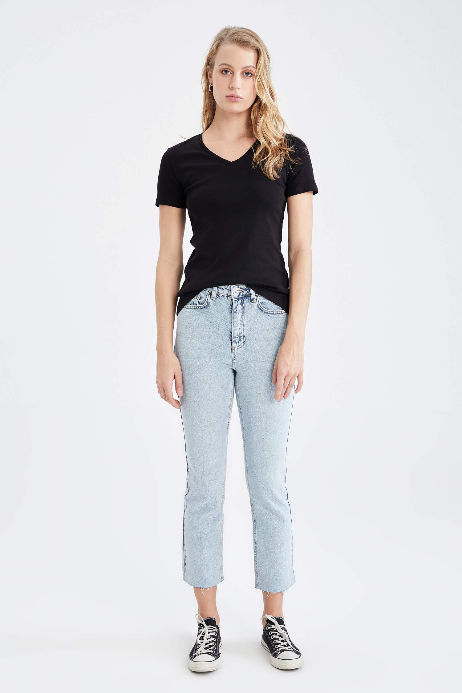Slim Fit V Yaka Basic Kısa Kollu Tişört
