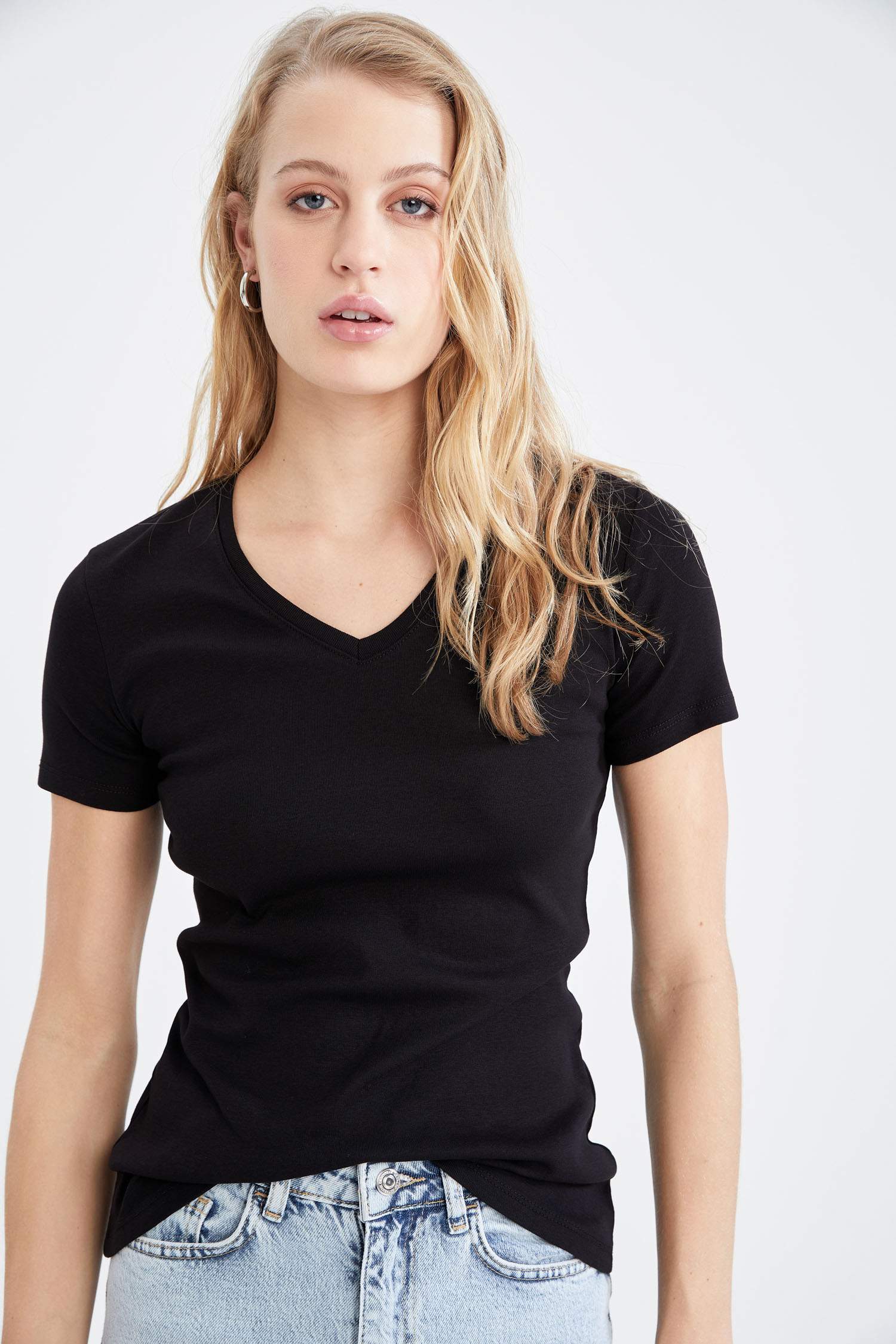 Slim Fit V Yaka Basic Kısa Kollu Tişört