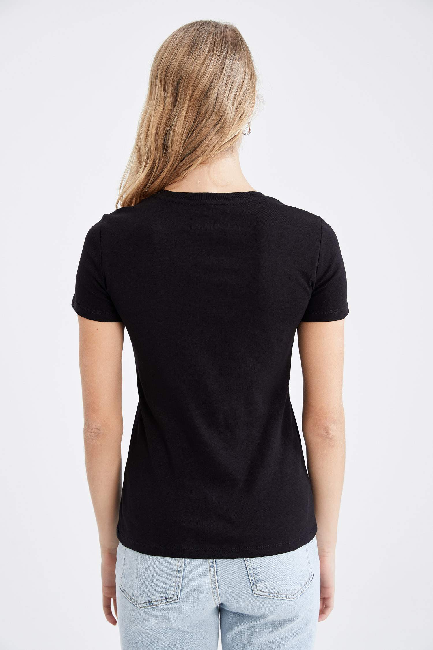 Slim Fit V Yaka Basic Kısa Kollu Tişört
