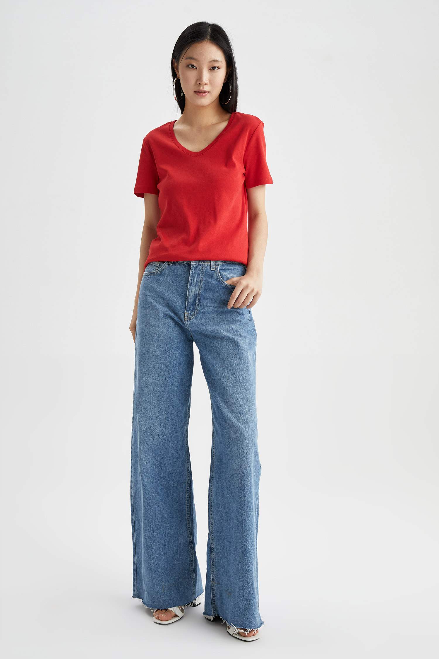 Slim Fit V Yaka Basic Kısa Kollu Tişört