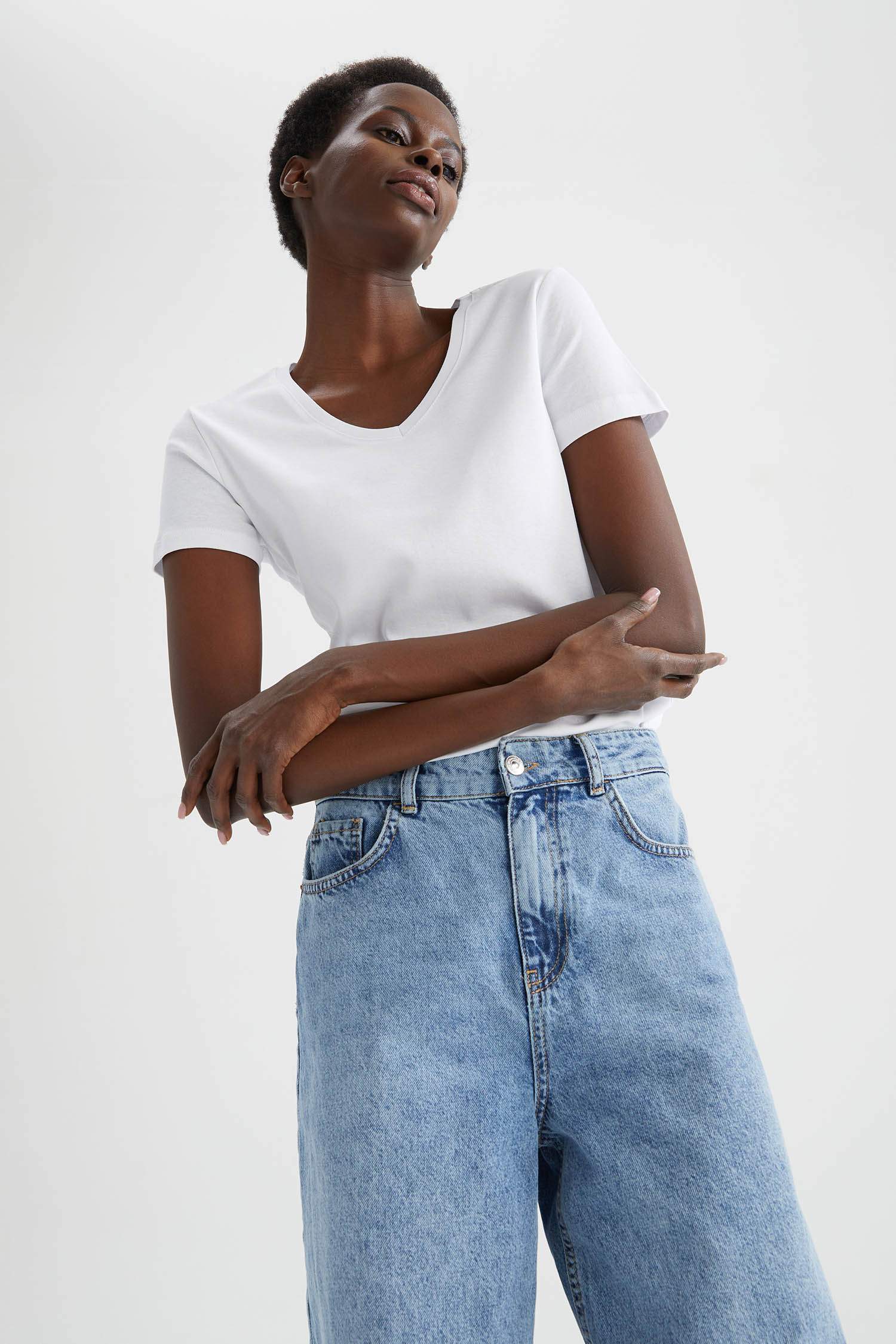 Slim Fit V Yaka Basic Kısa Kollu Tişört