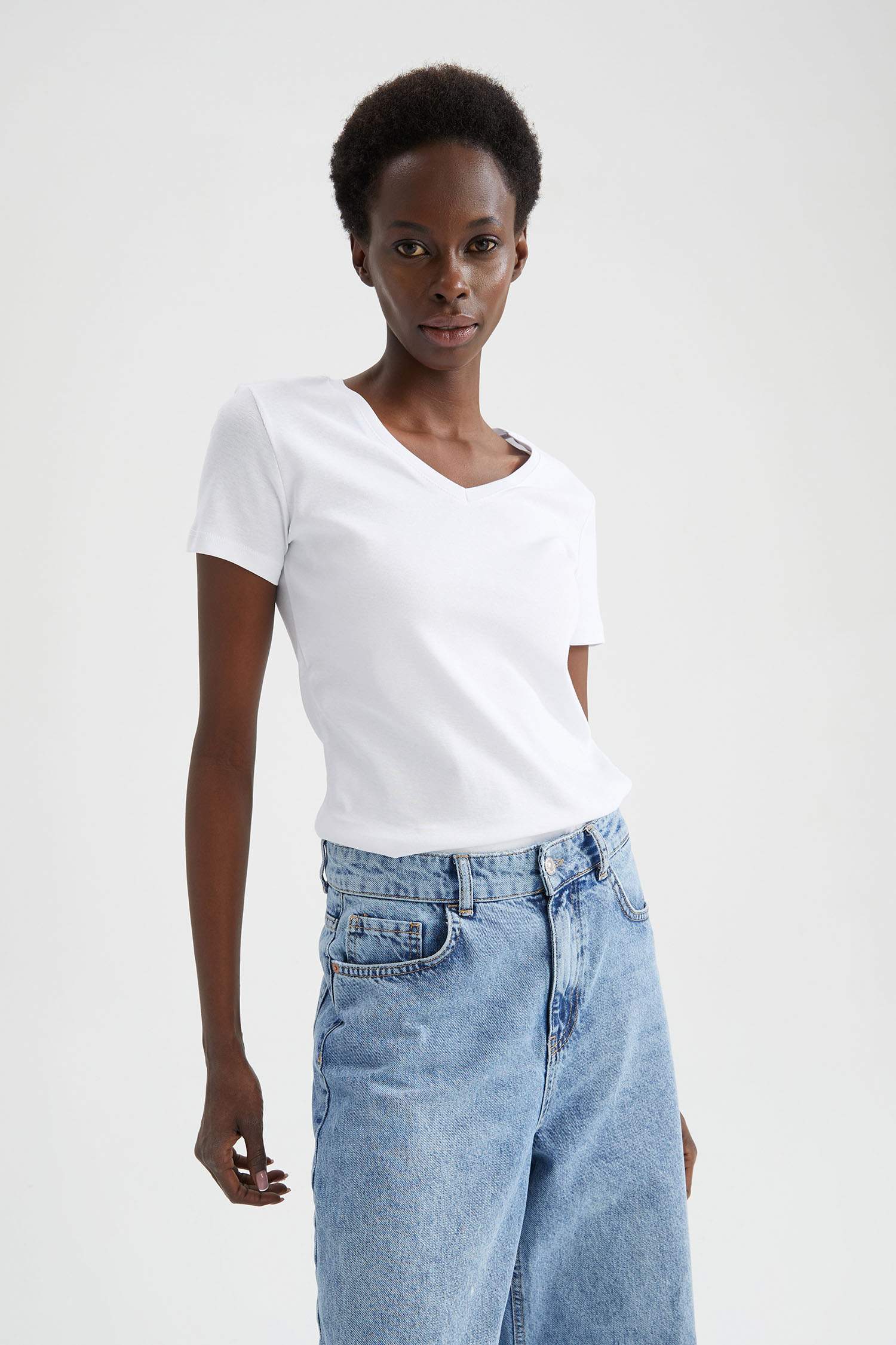 Slim Fit V Yaka Basic Kısa Kollu Tişört