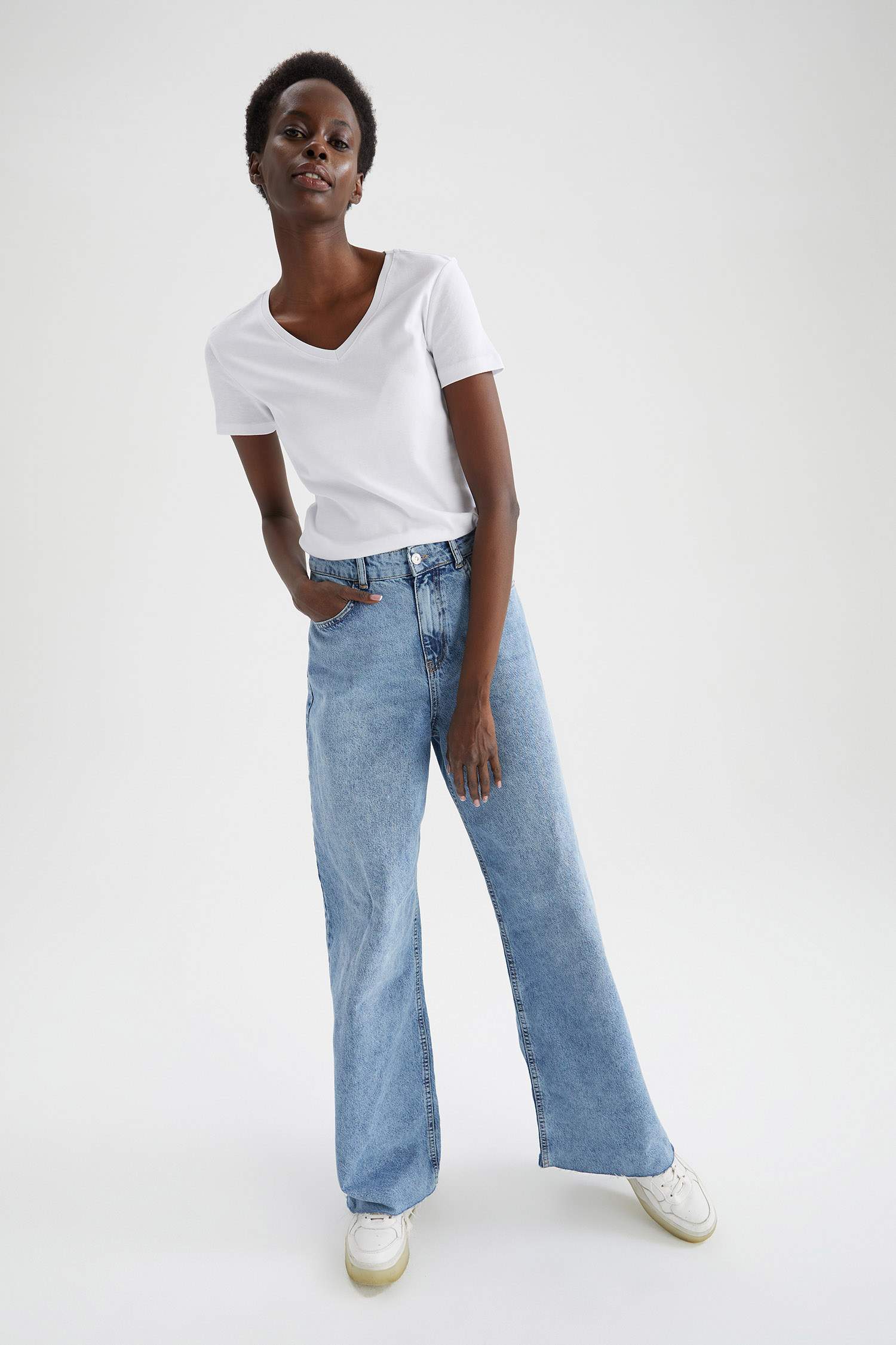 Slim Fit V Yaka Basic Kısa Kollu Tişört