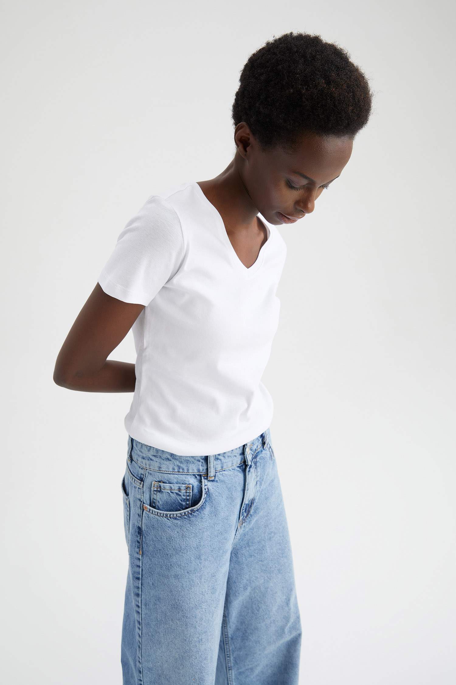 Slim Fit V Yaka Basic Kısa Kollu Tişört