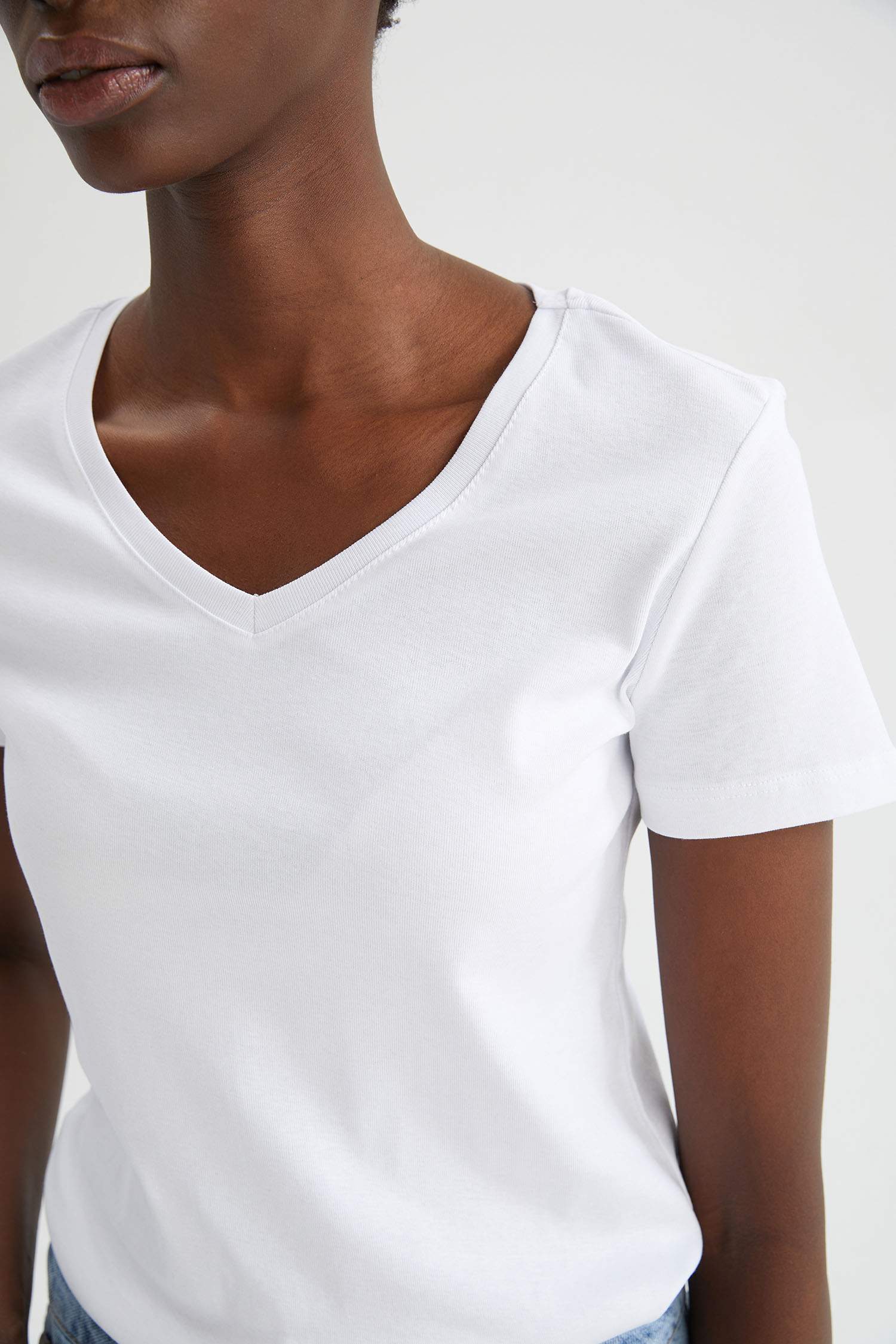 Slim Fit V Yaka Basic Kısa Kollu Tişört