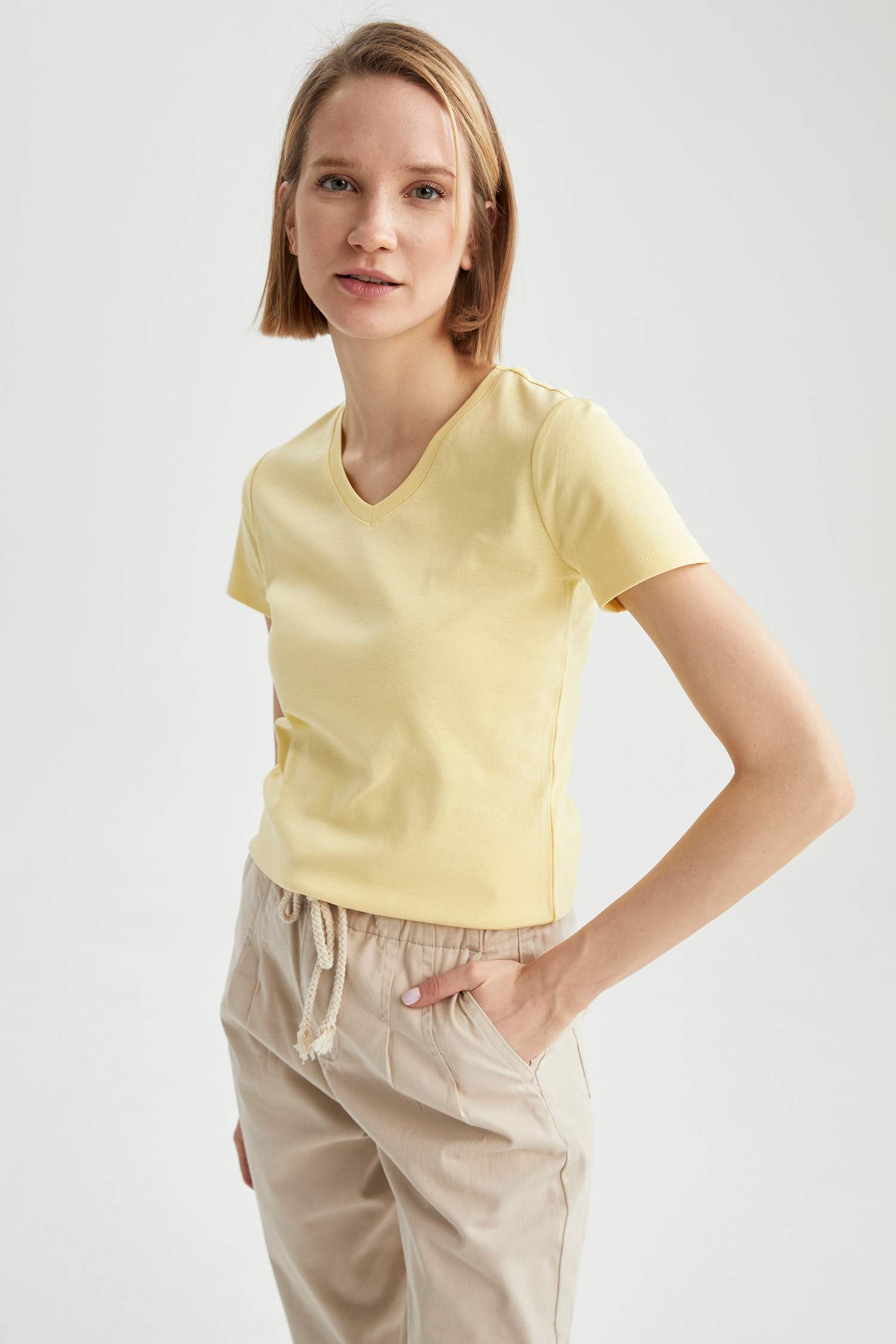 V Yaka Basic Relax Fit Kısa Kollu Tişört