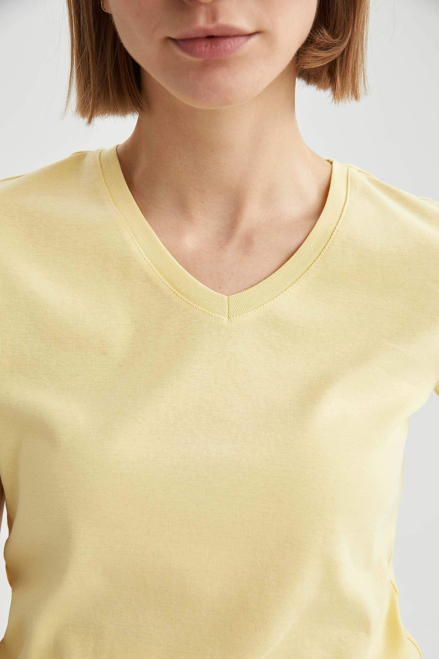 V Yaka Basic Relax Fit Kısa Kollu Tişört