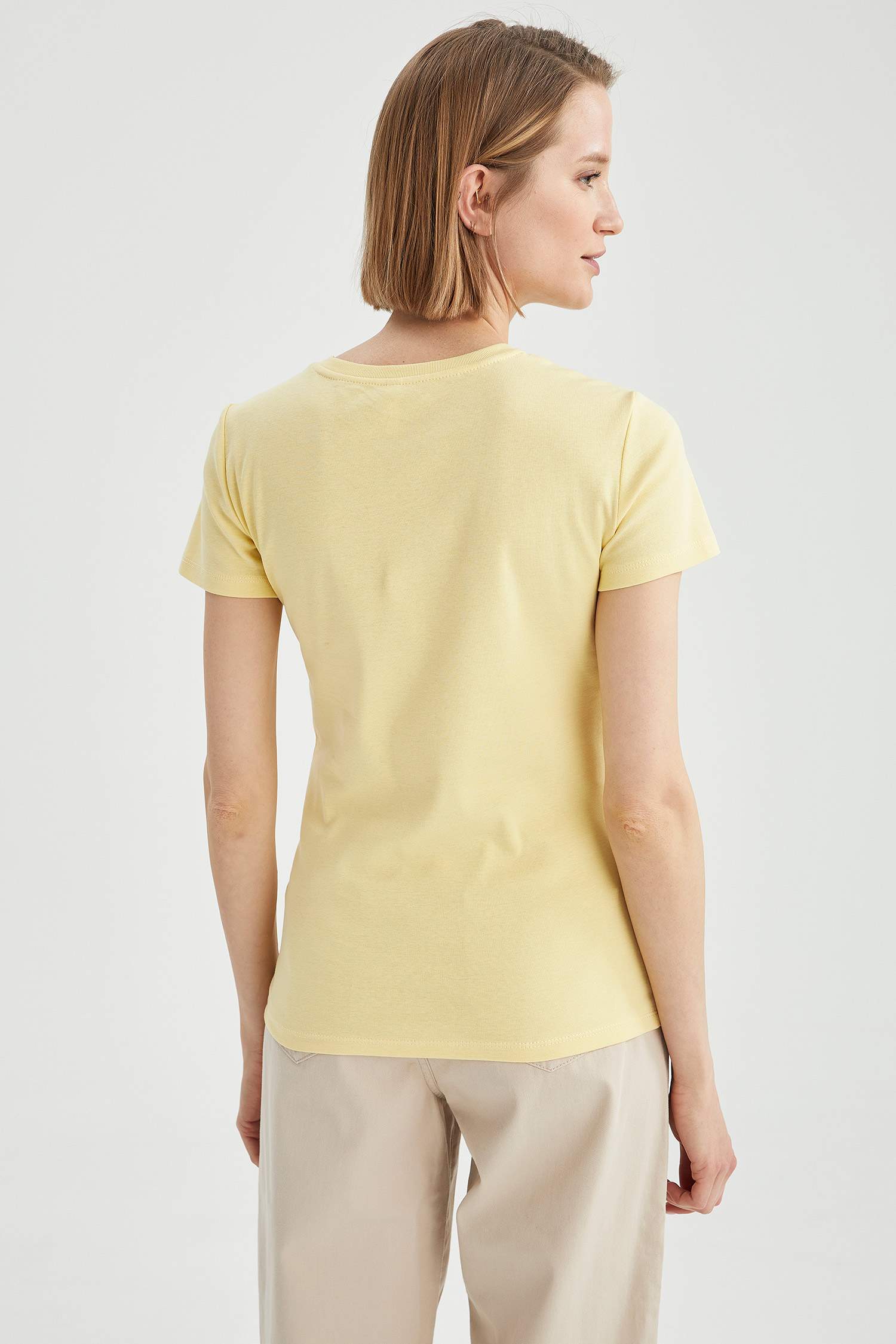 V Yaka Basic Relax Fit Kısa Kollu Tişört