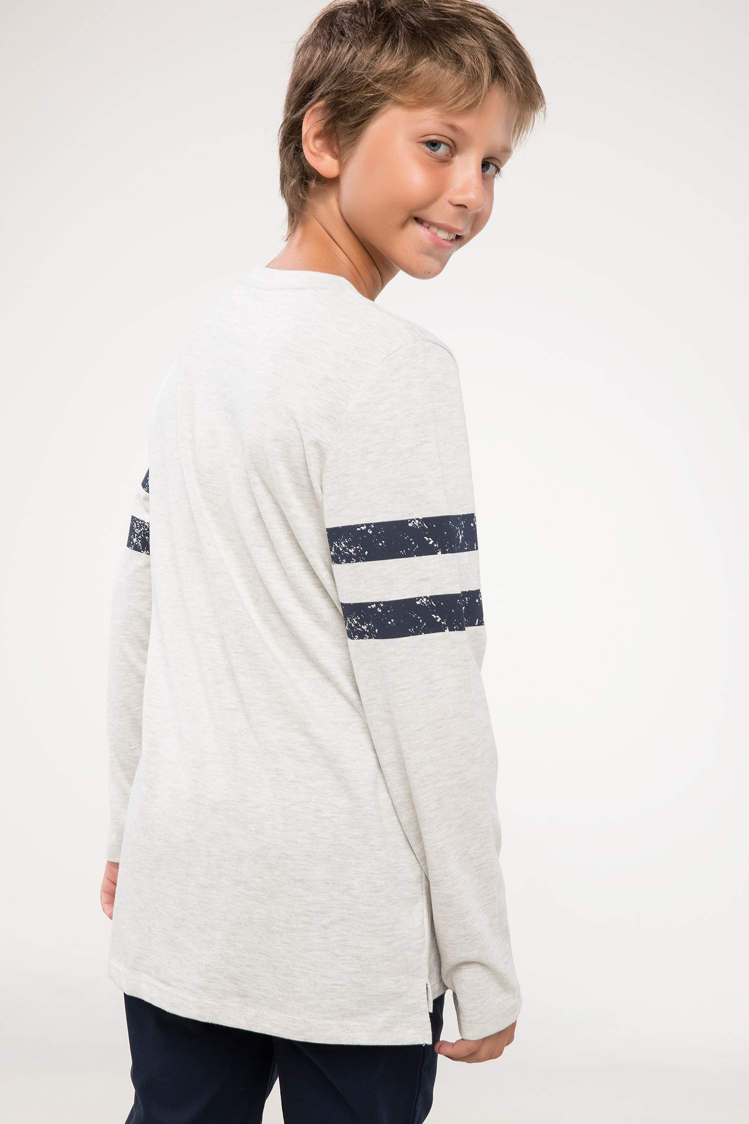 Defacto Kolları Şerit Detaylı T-shirt. 3 Defacto Kolları Şerit Detaylı T-shirt. 3