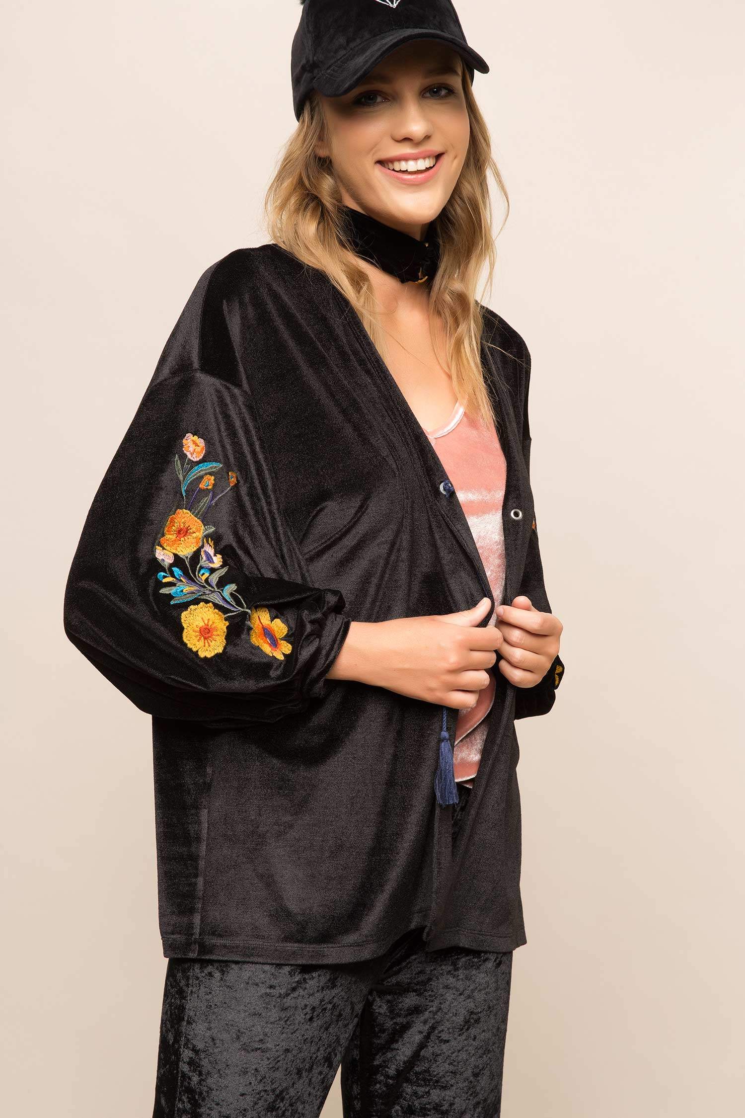 Defacto İşlemeli Kadife Kimono. 1 Defacto İşlemeli Kadife Kimono. 1